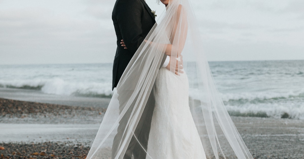 Wedding Photo Poses: How to Look Natural When a Camera is Pointed at You